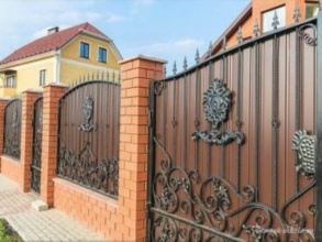 Кирпичный забор с ковкой  150 метров фото в Электроуглях