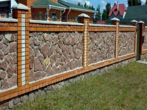 Кирпичный забор с камнем 12 метров фото в Электроуглях