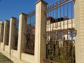 Кирпичный забор с ковкой  10 метров фото в Электроуглях